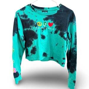Y2K Tie-Dye Cropped Tee – Embroidered ‘Visualize Peace’, Babydoll Streetwear